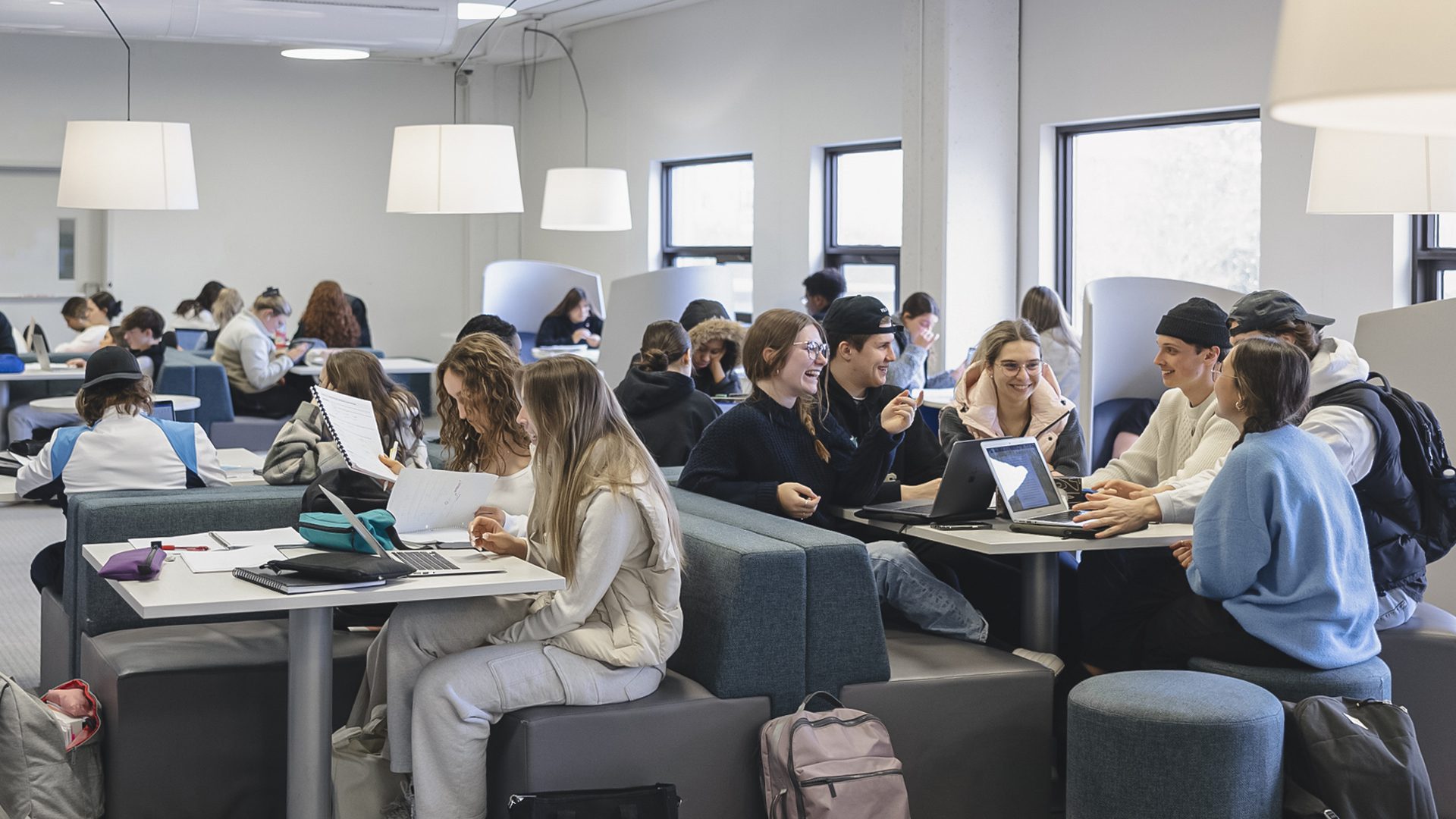 Étudiants à la bibliothèque